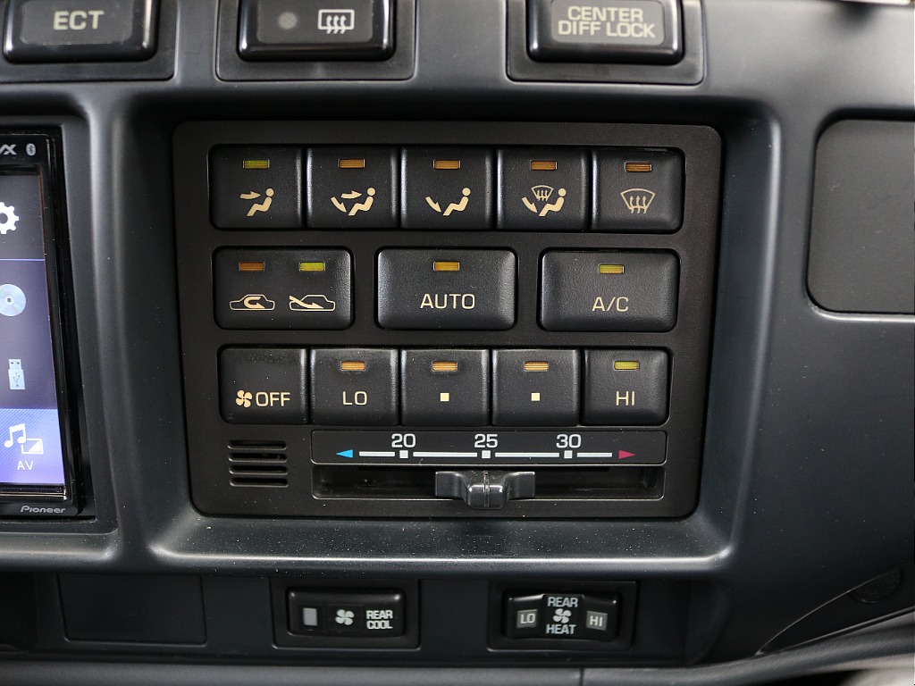 エアコンスイッチ類も状態良好！