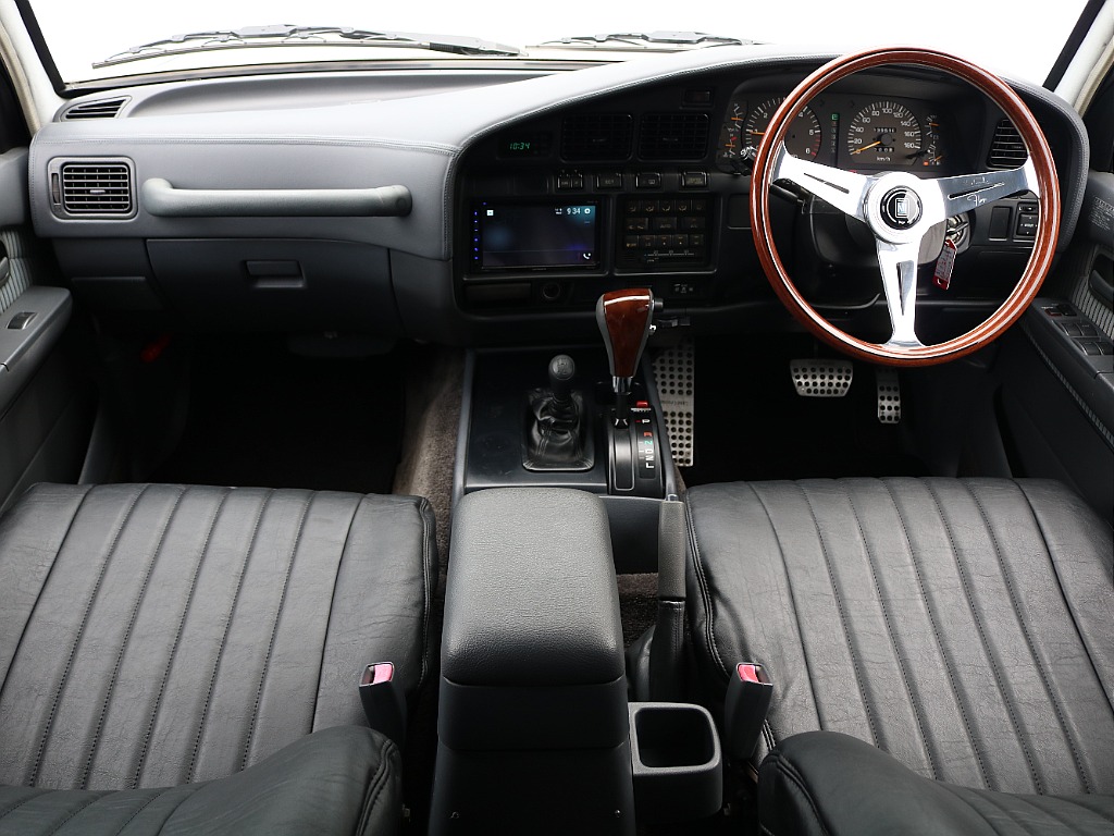 内装はシックなグレーのインテリア♪カスタムも忘れておりません！