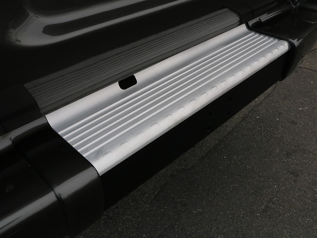 リアバンパーメッキ部分は時間をかけて丁寧に磨いております！