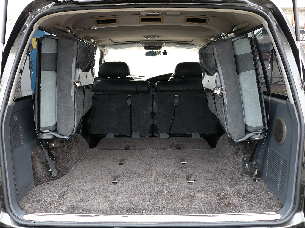 2列目を倒せば車中泊も可能！スノーボードもゴルフバッグも余裕です♪