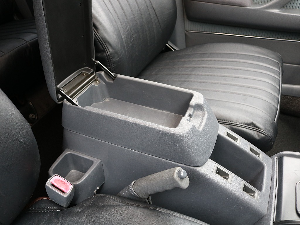 充電器やガムなどの小物も入ります♪