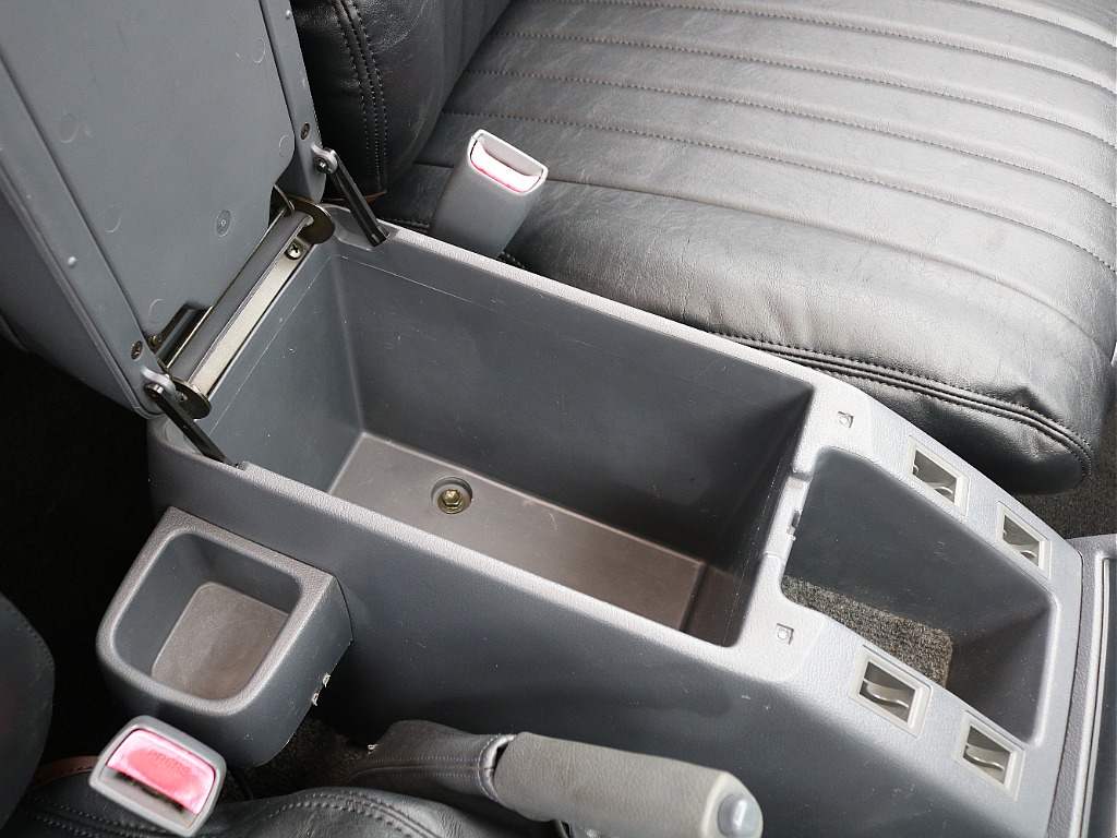 コンソールの中はかなり広いです！ CDやDVDも楽々収納可能です！