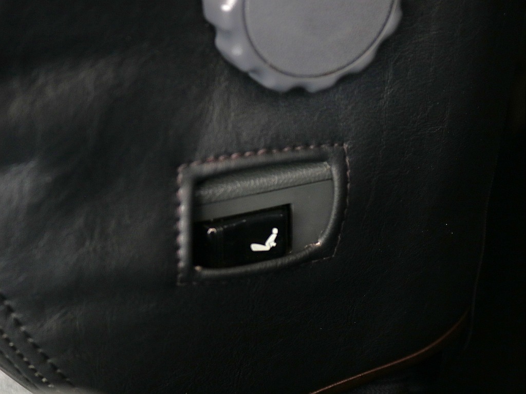 電動で運転席、腰部分の膨らみを調節可能です！！