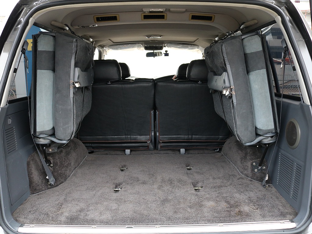 広々とした荷室には沢山の荷物を積む事が可能です。