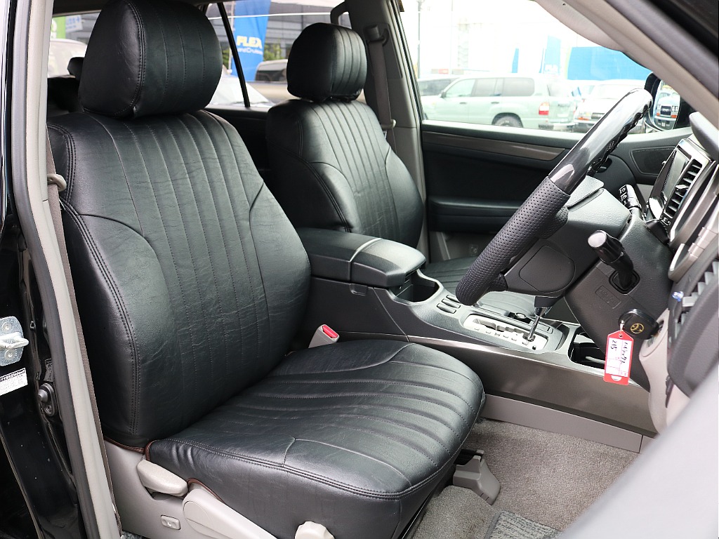 新品シートカバー着用！清潔感のある車内です。
