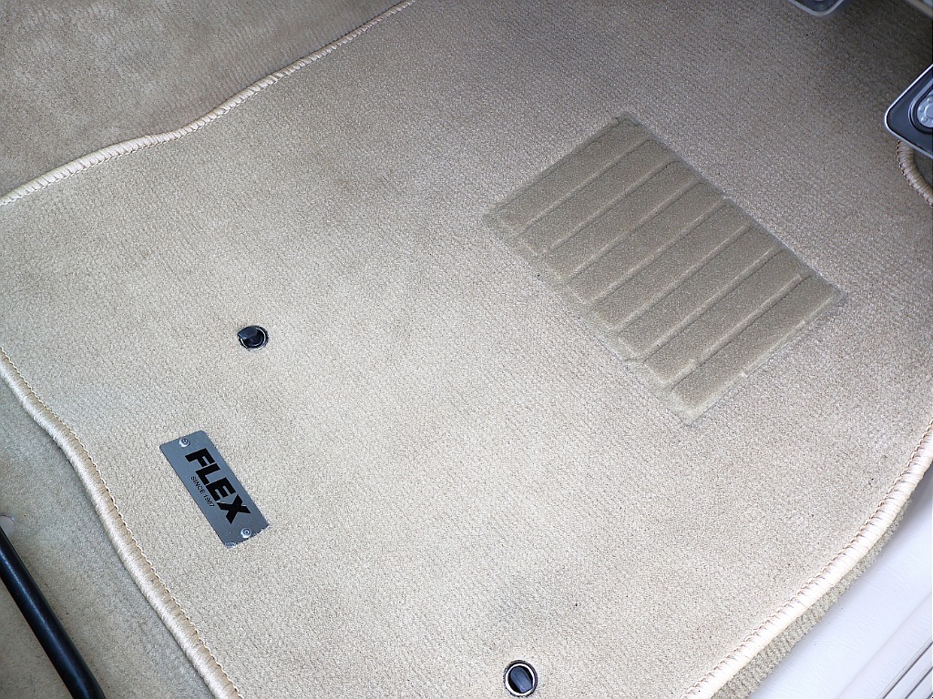 新品フロアマット。