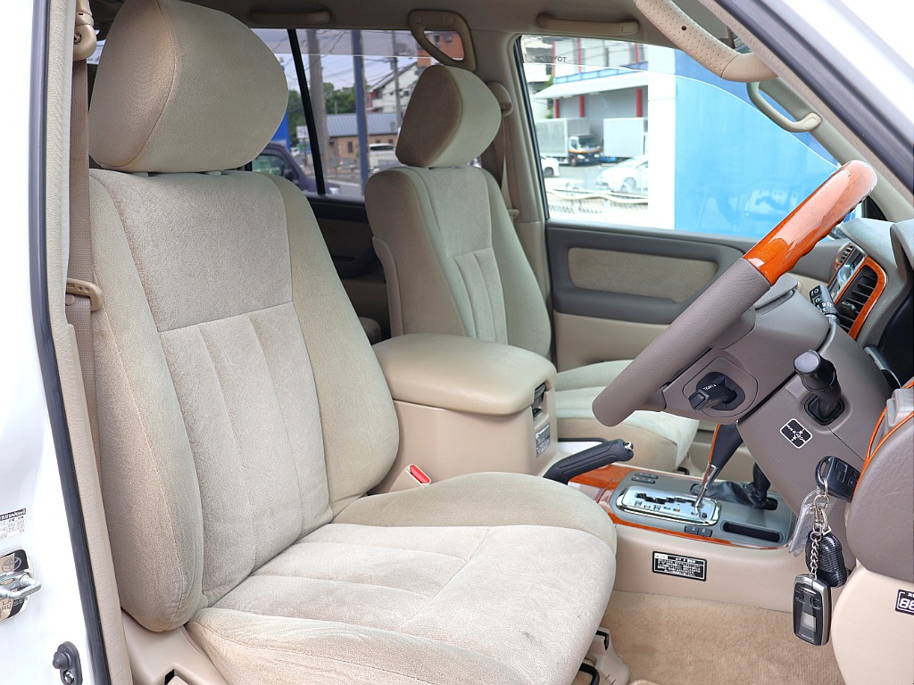 運転席シートの状態も良好です。