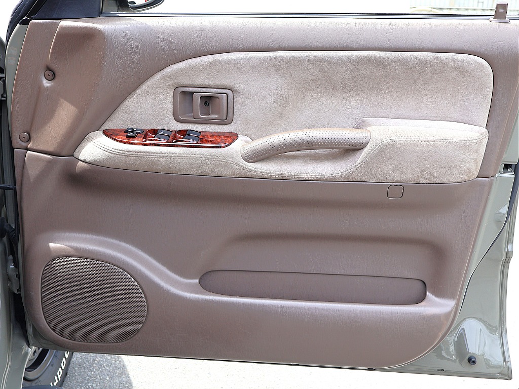 運転席ドアトリム。