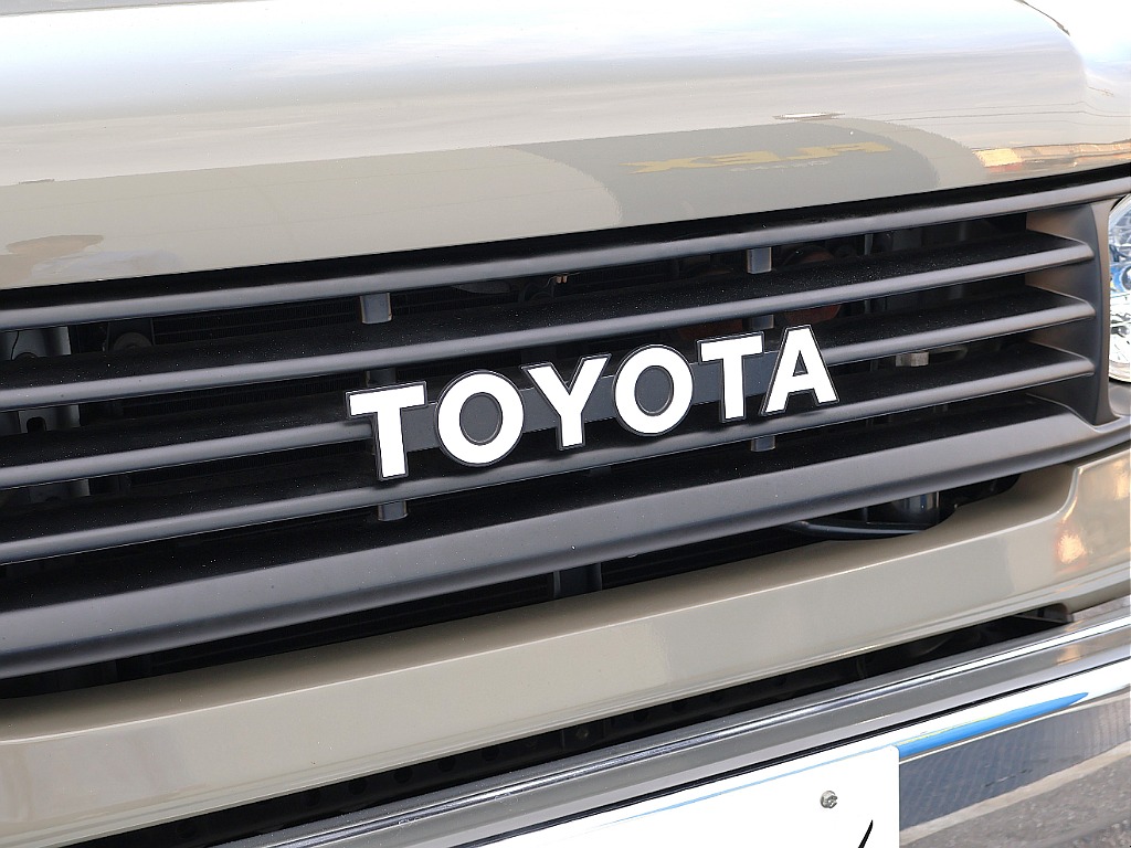 横文字TOYOTAブラックグリル。