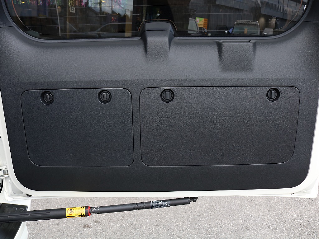 バックドア内張。