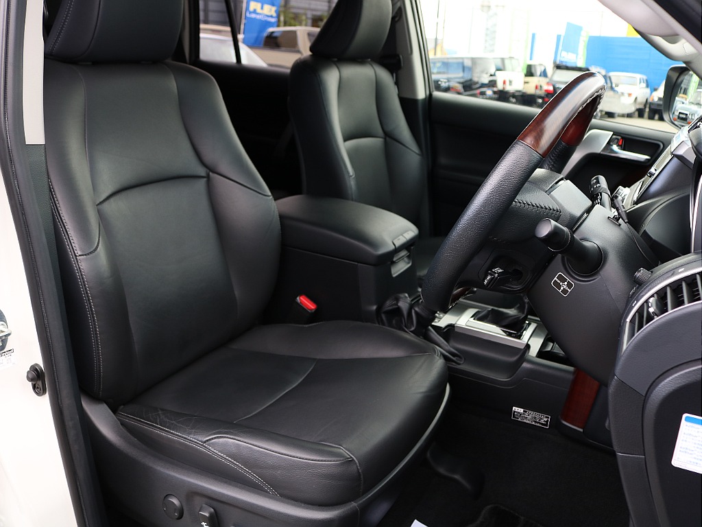 運転席シートは多少の使用感は有れど 綺麗な状態です。