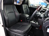 運転席シートは多少の使用感は有れど 綺麗な状態です。