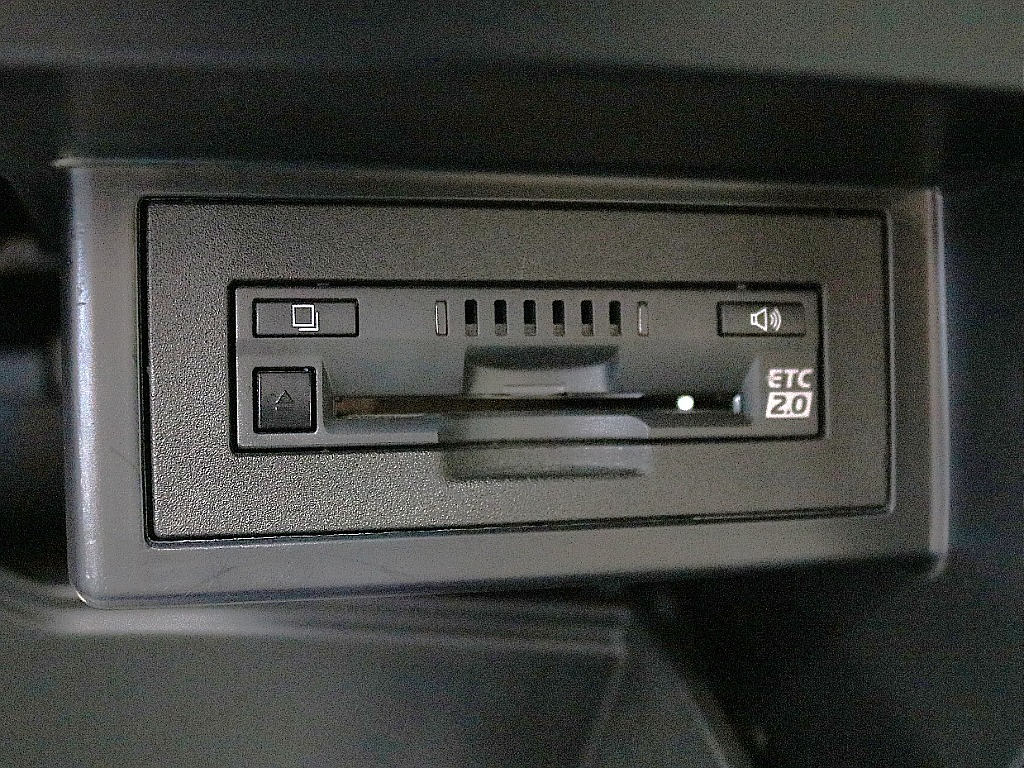 電動パワーシートで座席の位置調整も楽々。