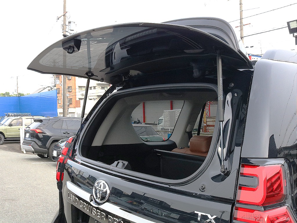リアガラスが開閉できるので、狭い駐車場でも荷物の取り出しに困りません！