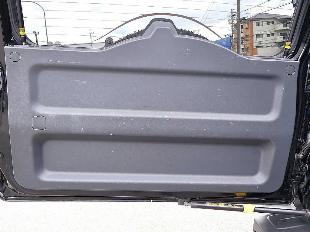 バックドア内張。