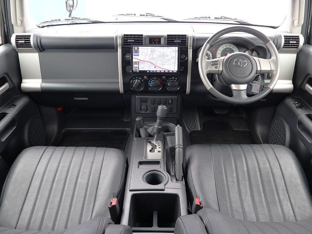 車内はブラックで統一されています。
