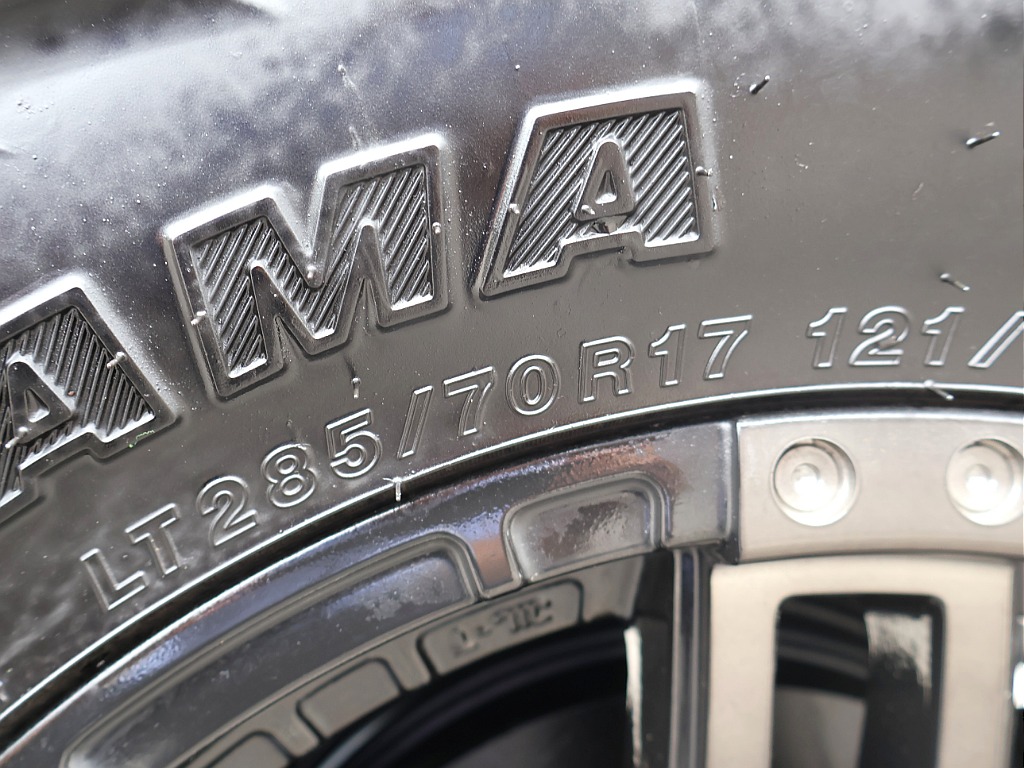 タイヤサイズ285/70R17