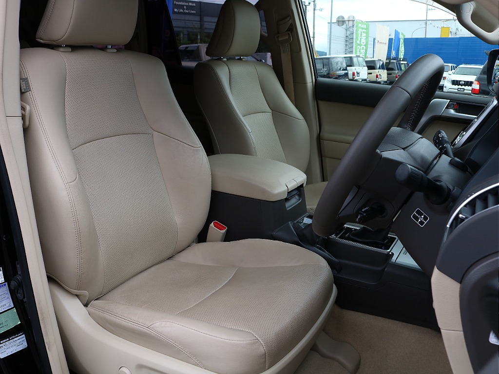 運転席は使用感少なく綺麗な状態です。