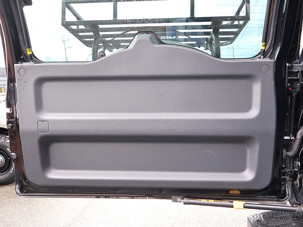 バックドア内張