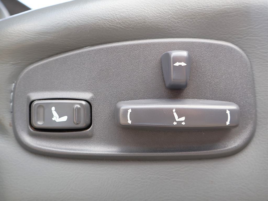 オプションの電動パワーシートが運転席にはございます。