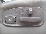 オプションの電動パワーシートが運転席にはございます。