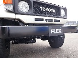 ブラックのフロントバンパー。渋いです。