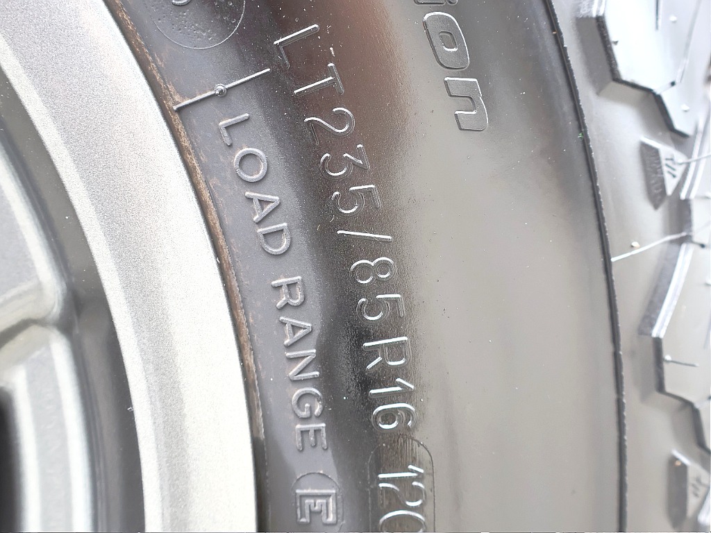 タイヤサイズ：235/85R16