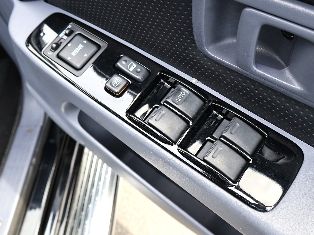 パワーウィンドウスイッチパネル塗装しております。
