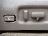 電動パワーシートでシートポジションの微調整可能です！