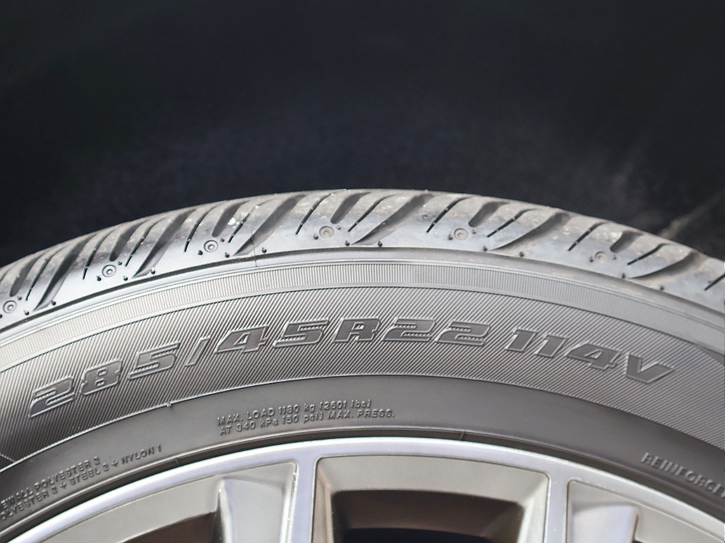 タイヤサイズ、(285/45R22)