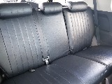 ２列目は決して広くないですが、 充分なスペースございます。