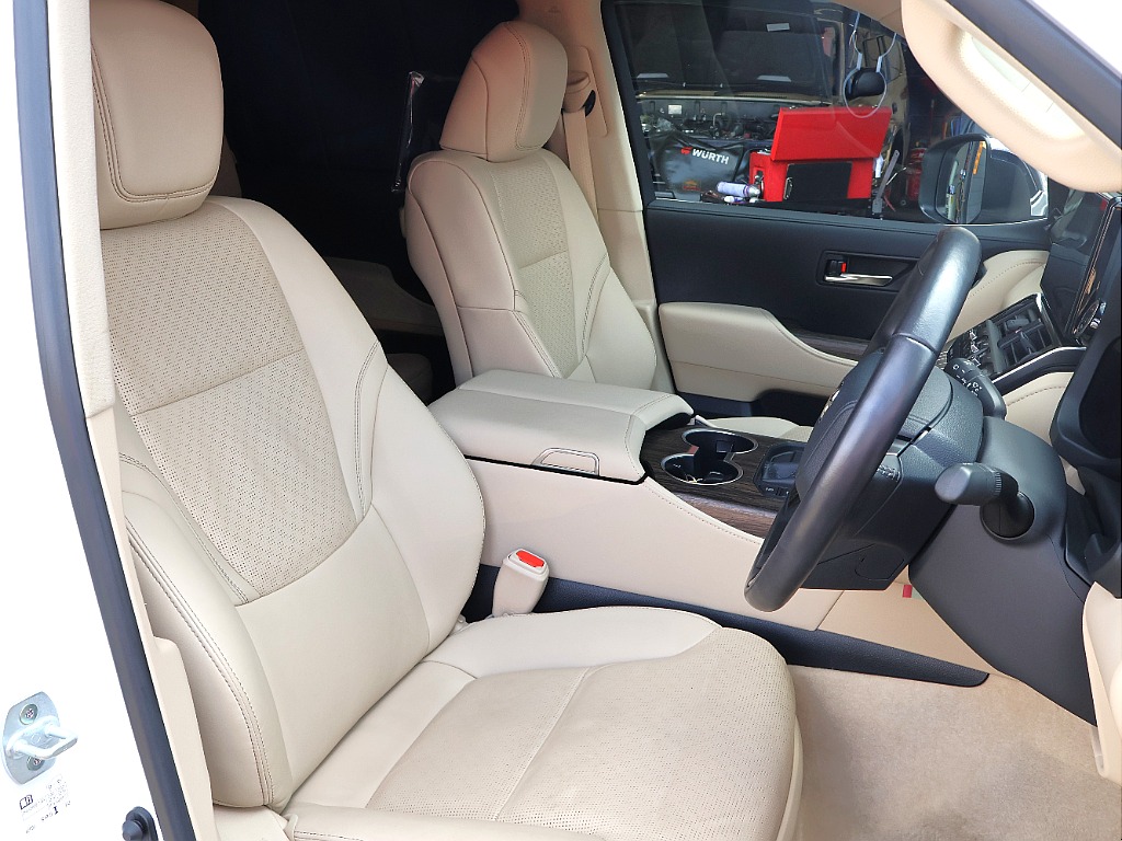 本革シートは座り心地が良く 快適な運転を実現します。
