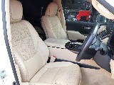 本革シートは座り心地が良く 快適な運転を実現します。
