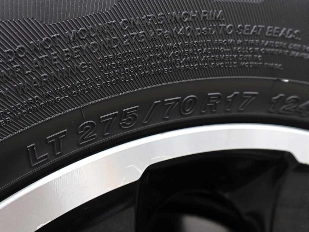 タイヤサイズ275/70R17になります。