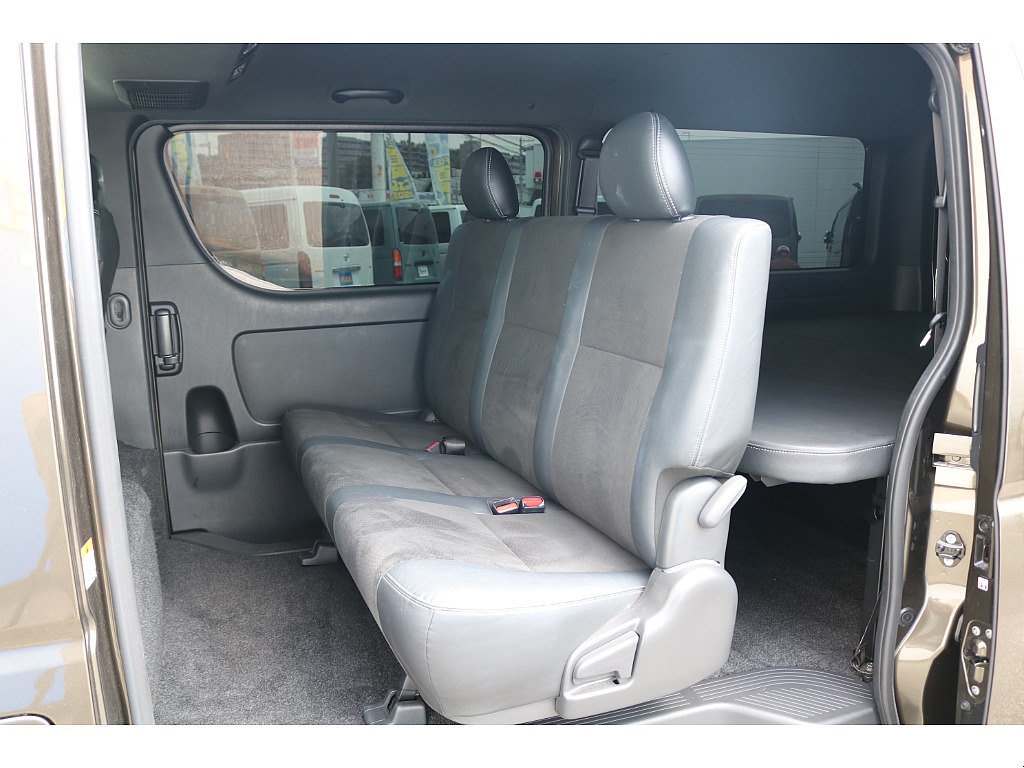 リクライニング可能な２列目シート♪