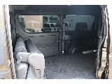 背面を倒して 座面を前方に跳ね上げるとラゲッジスペースの拡張が可能です♪