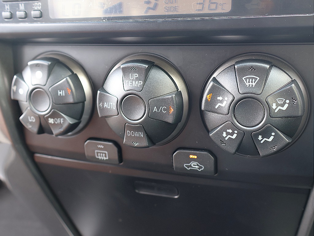 独特なエアコン操作スイッチ。