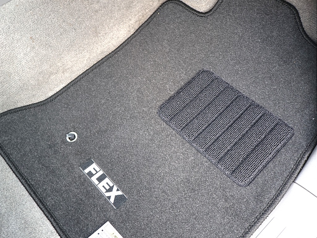 新品ブラックフロアマット。