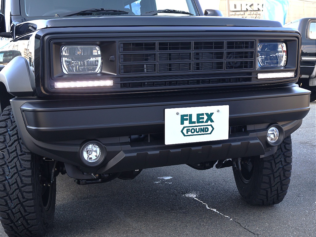 FLEXFOUNDの特徴としてブラックグリル・ブラックバンパーとなっております。