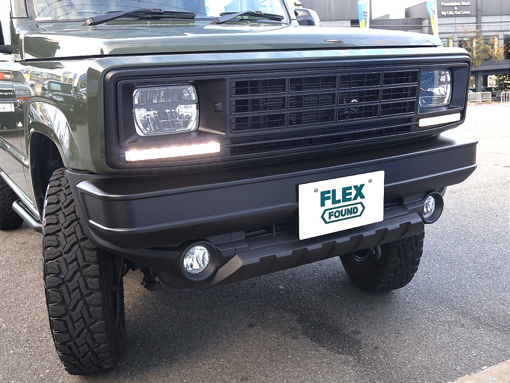 FLEXFOUNDの特徴としてブラックグリル・ブラックバンパーとなっております。