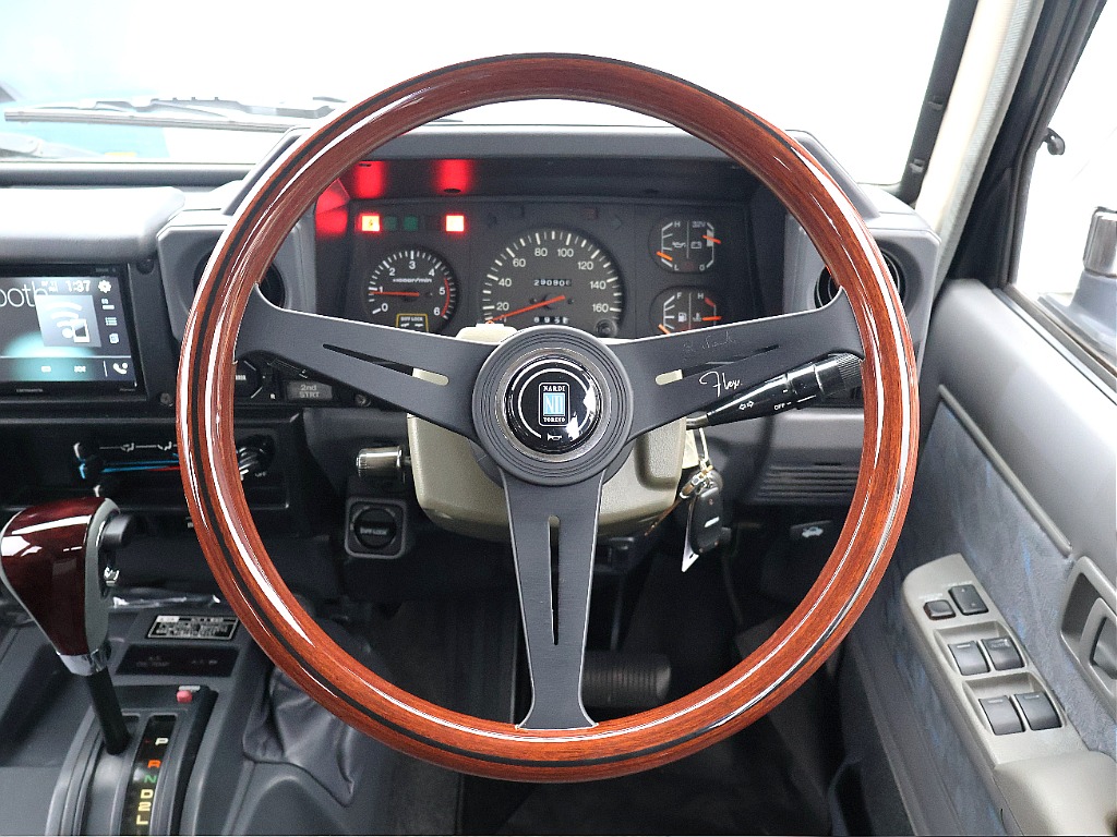 NARDIブラックスポークステアリングが新品装着。
