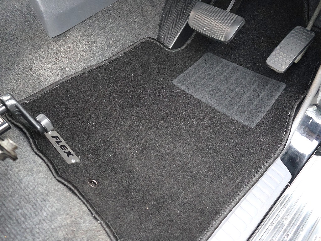 新品フロアマット。