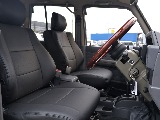 ブラックのシートカバーを新品装着。