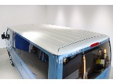 ボディは、スモーキーブルーとホワイトのツートンカラーを採用☆