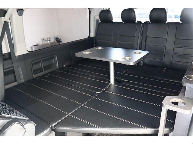 専用テーブルを使って車内でも快適にお過ごし頂けます！