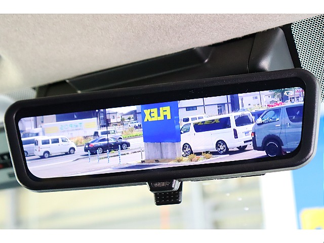 走行時の後方確認に便利なデジタルインナーミラーも完備しております！
