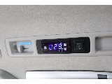 同乗者に嬉しいリアオートエアコン付き！