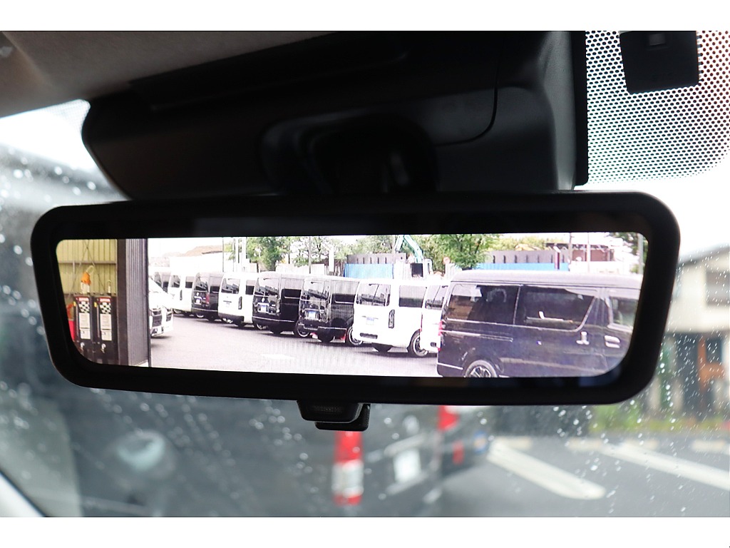 後続車両の確認も安心なデジタルインナーミラー完備！