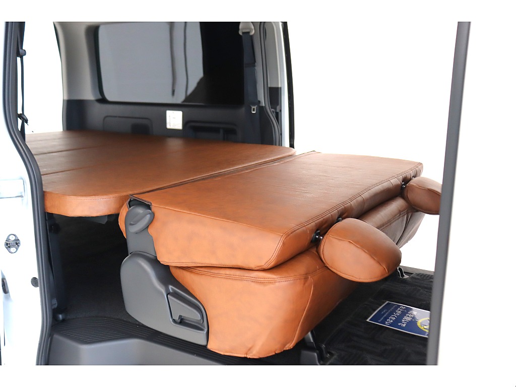 長物の積載や車中泊に便利なフラット展開が可能です！