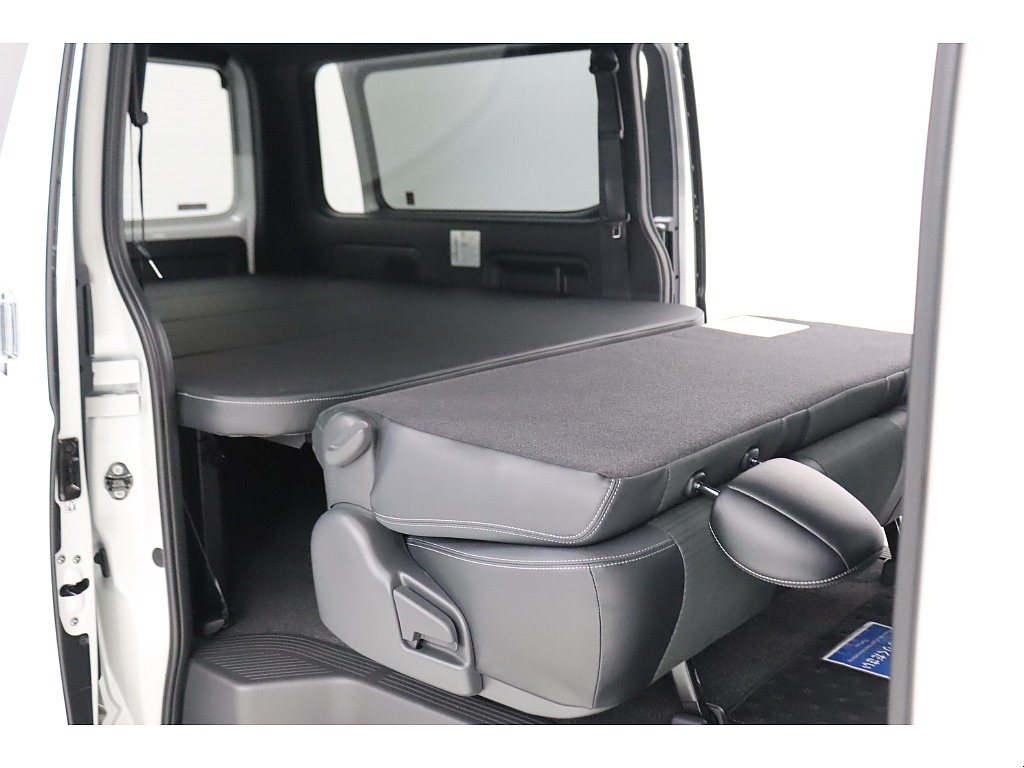 長物の積載や車中泊に便利なフラット展開が可能です！